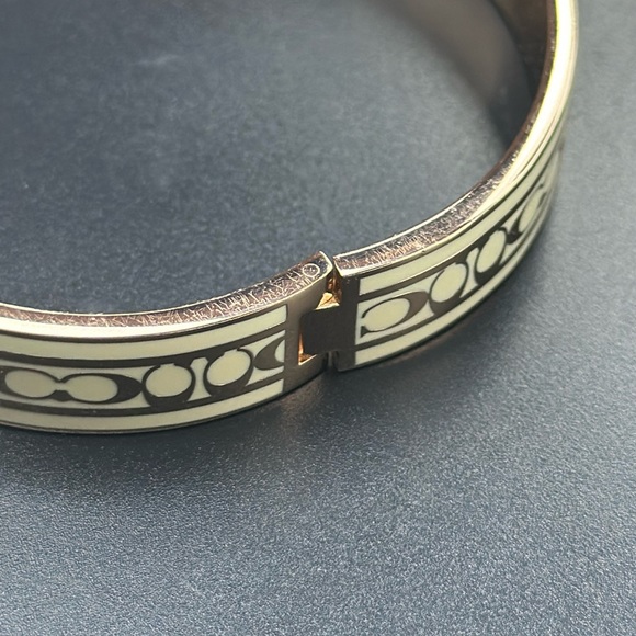 Signature Enamel Coach Bangle Bracelet. Rose Tone & Cream. W/Safety Chain. - Picture 6 of 9